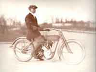  Zoom on Harley-Davidson picture 
